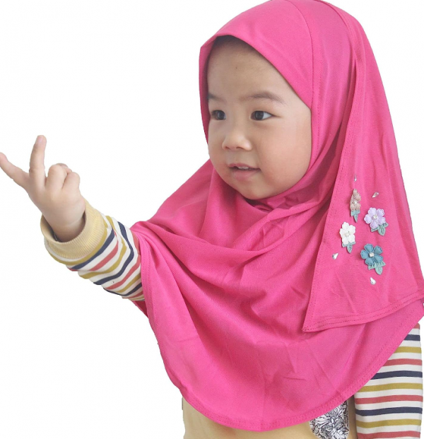 Hijab anak dengan aksen jepitan rambut menarik